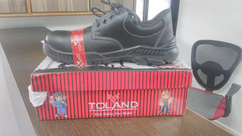 Safety shoes intact toland