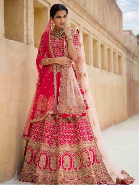 Set Up The New Defination In The Ethnic Look With This Gorgeous Attire