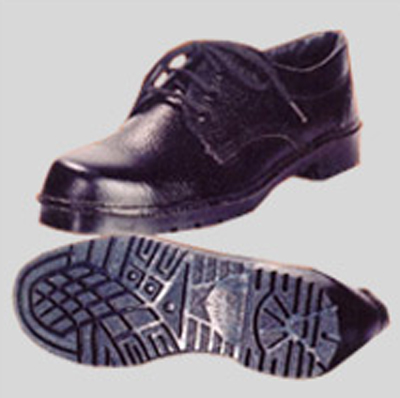Oil resistant safety shoes