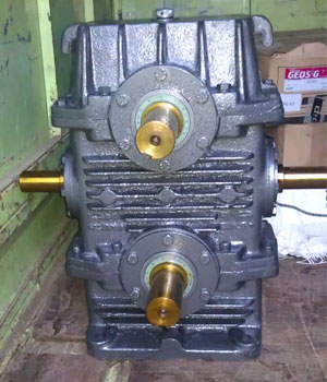 Single Input with Double Output Gear Box