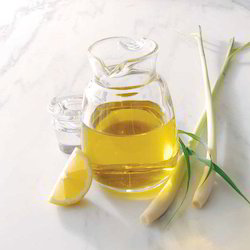 Lemongrass essential oil, Botanical Name : Cymbopogon citratus