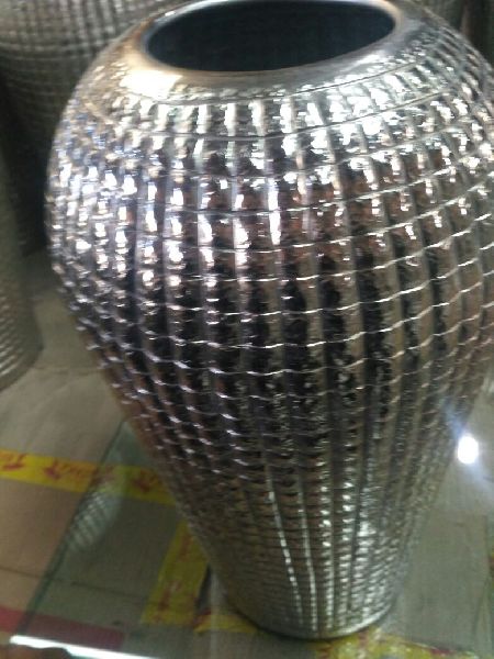 Metal Flower vase, for Attractive Designs, Capacity : 3000 Pieces/Month