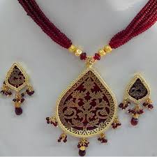 Gold Thewa Pendant, Feature : Stylish, Quality Tested, Attractive Design