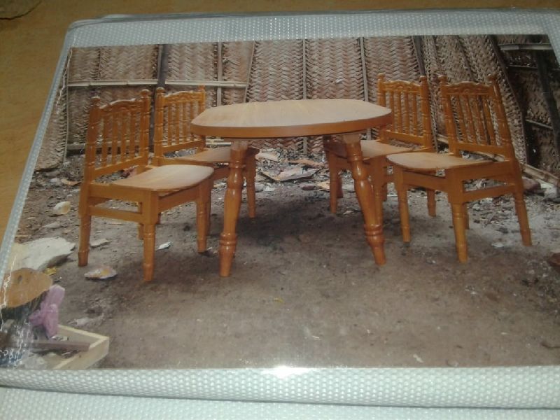 Round Wooden Dining Table, for Cafe, Garden, Home, Hotel, Restaurant, Feature : Eco-Friendly