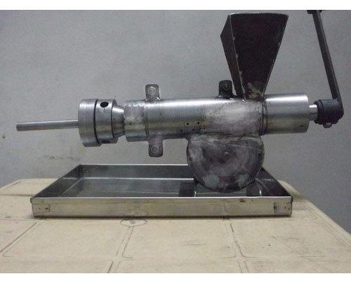 Hand Operated Oil Expeller, Capacity : 3 Kg / hr