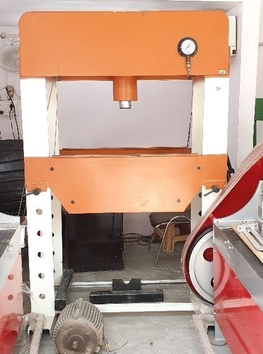 Hand operated hydraulic press machine