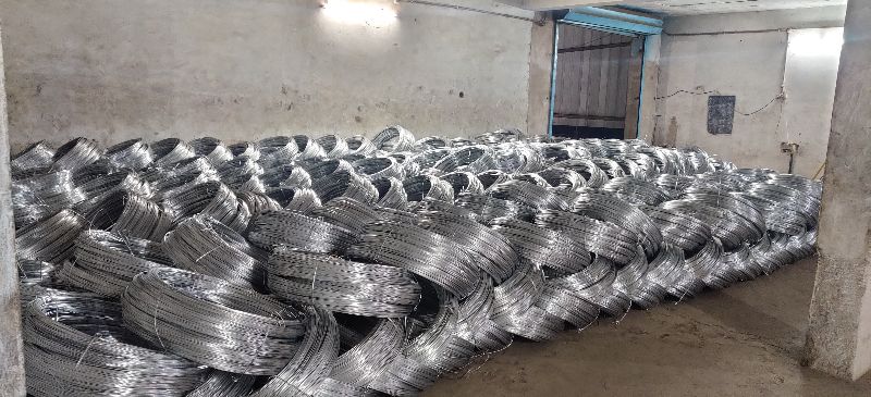 Round Chrome Hot Dipped Galvanized Wire, for Fence Mesh, Cages, Packaging Type : Roll