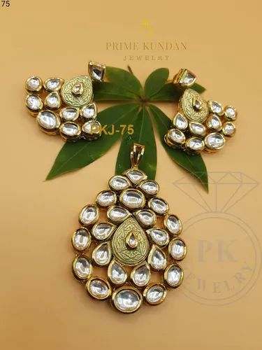 Polished Brass Kundan Pendant Set, Packaging Type : Plastic Packet