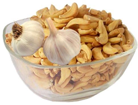 Natural Dehydrated Garlic Flakes, for Cooking, Snacks, Packaging Type : Plastic Packet