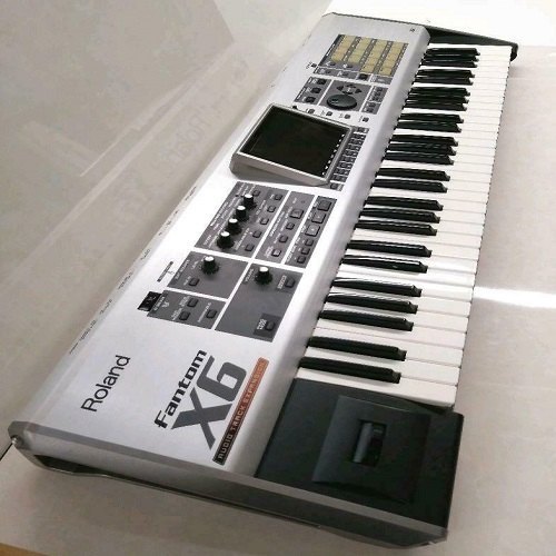 White Plastic Roland Fantom X6 Synthesizer Workstation Keyboard