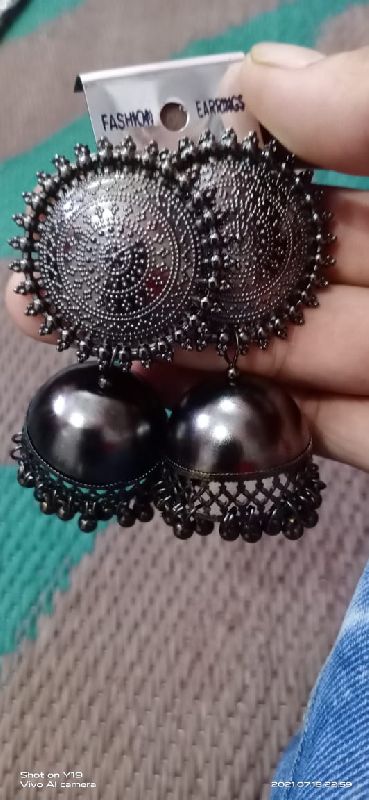 Vidya Balan in Black Metal Earrings - Jewellery Designs-sonxechinhhang.vn