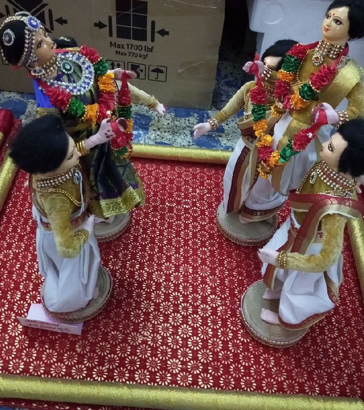 Bride and Groom Exchanging Garlands Doll, Feature : Good Quality, Attractive Designs, Shiny Look