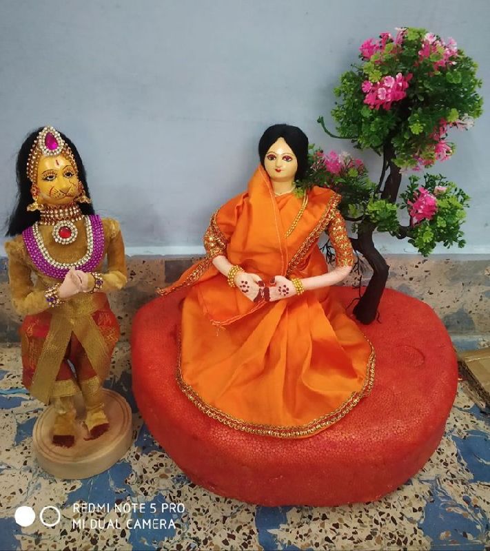 Hanuman ji Meeting Sita Mata Doll, for Gifting, Feature : Shiny Look, Attractive Designs, Good Quality