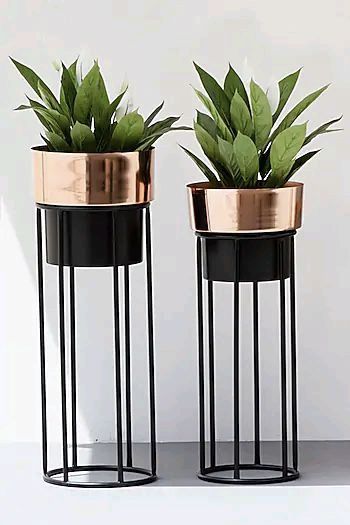 Polished Metal Planter with Stand, for Decoration, Feature : Hard Structure, Rust Proof