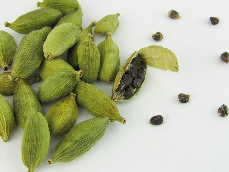 Raw Natural Green Cardamom Pods, for Cooking, Spices, Food Medicine, Cosmetics, Certification : FSSAI Certified