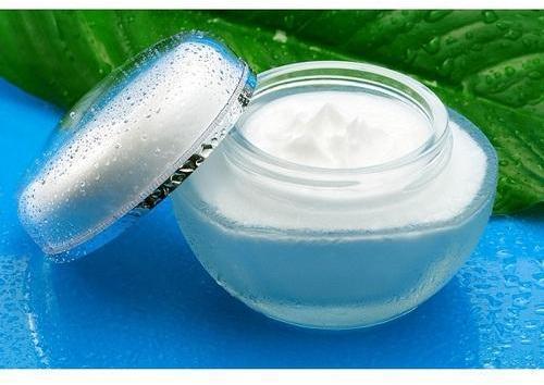 Winter Defense Moisturizing Cream, for Parlour, Personal, Feature : Good Quality