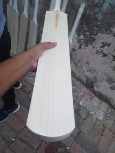 1150gm English Willow Cricket Bat, Feature : Light Weight, Premium Quality, Termite Resistance