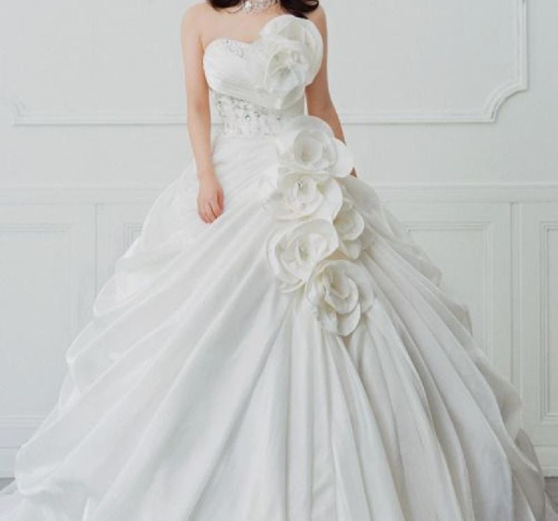 Wedding Gowns, Feature : Comfortable, Dry Cleaning, Easy Washable, Soft Texture