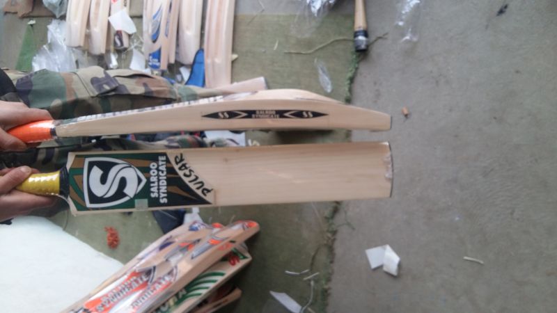 1kg Wood Season bat, for Playing Cricket, Feature : Termite Resistance, Premium Quality, Light Weight