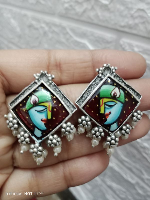 Earrings in modern art, Style : Antique