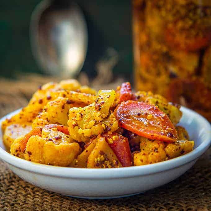 Gobhi Gajar Shalgam Pickle, Color : Orange