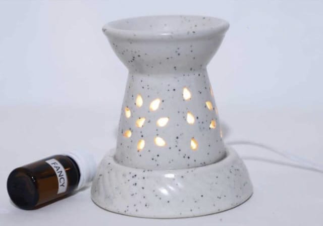 Ceramic White Electric Oil Diffuser, for Home, Hotel, Interior Decor, Feature : Fine Finishing, Heat Resistance