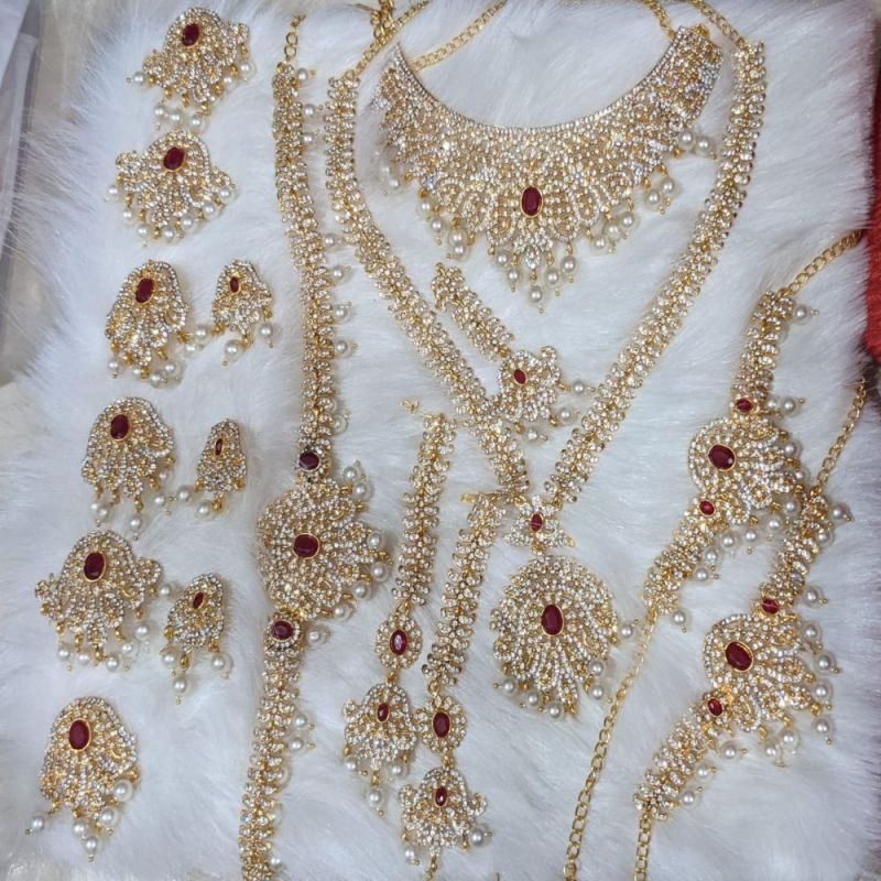 Polished Diamond Bridal Jewellery, Size : Standard