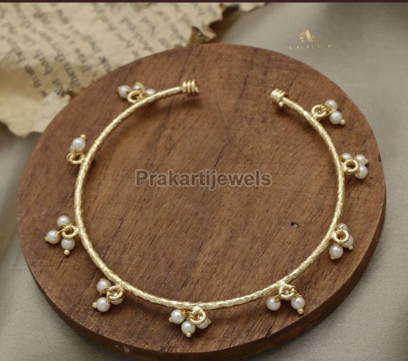 Plain Polished Golden Ladies Stylish Pearl Bangle, Size : Multisizes