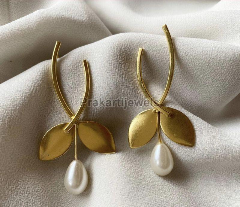 Plain Polished Brass Ladies Pearl Leaf Earrings, Style : Antique