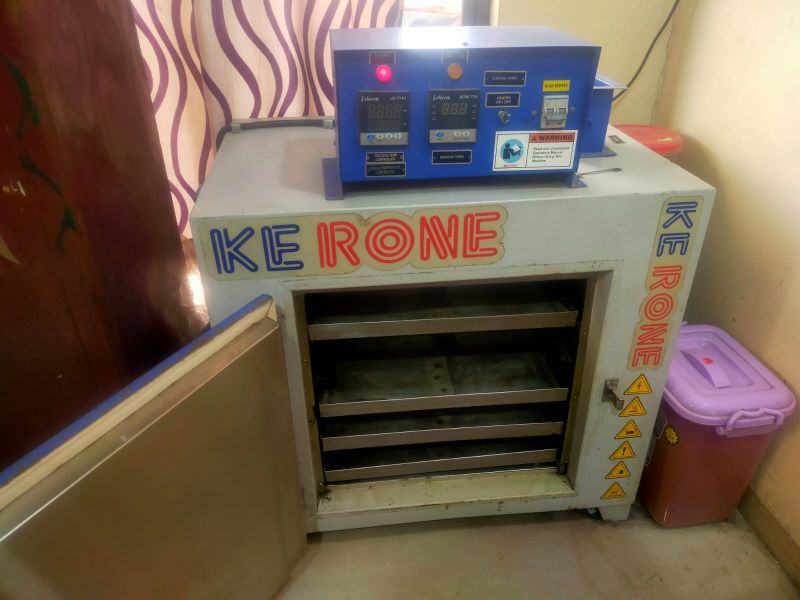 Excellent Running Condition Electric Oven With 4 Ss Trays, Mesh Size : 475mm X 450mm X 30mm