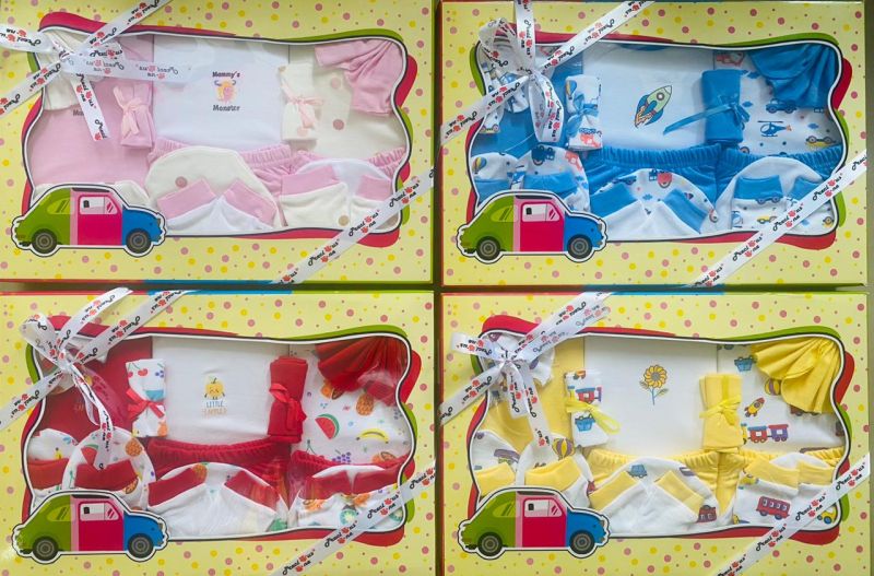 15 Piece New Born Baby Gift Set