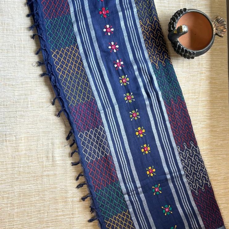 Lambani Hand Embroidery Handloom Linen Saree, Speciality : Dry Cleaning