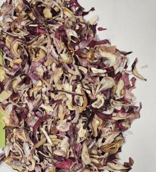 Red onion flakes