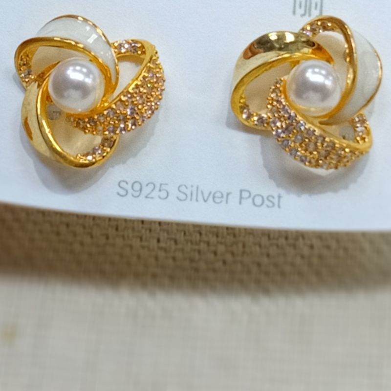 Gold Plated Pearl Studded Earring