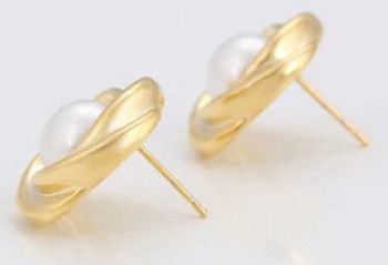 Golden Rosebud Pearl Woman Earrings