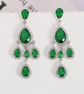 Emerald Dangler Woman Earrings