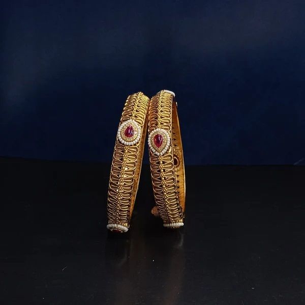 Arya Temple Woman Kada