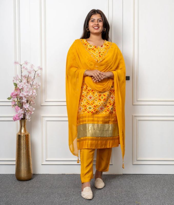 Womens Print Kurti And Pant Set With Dupatta