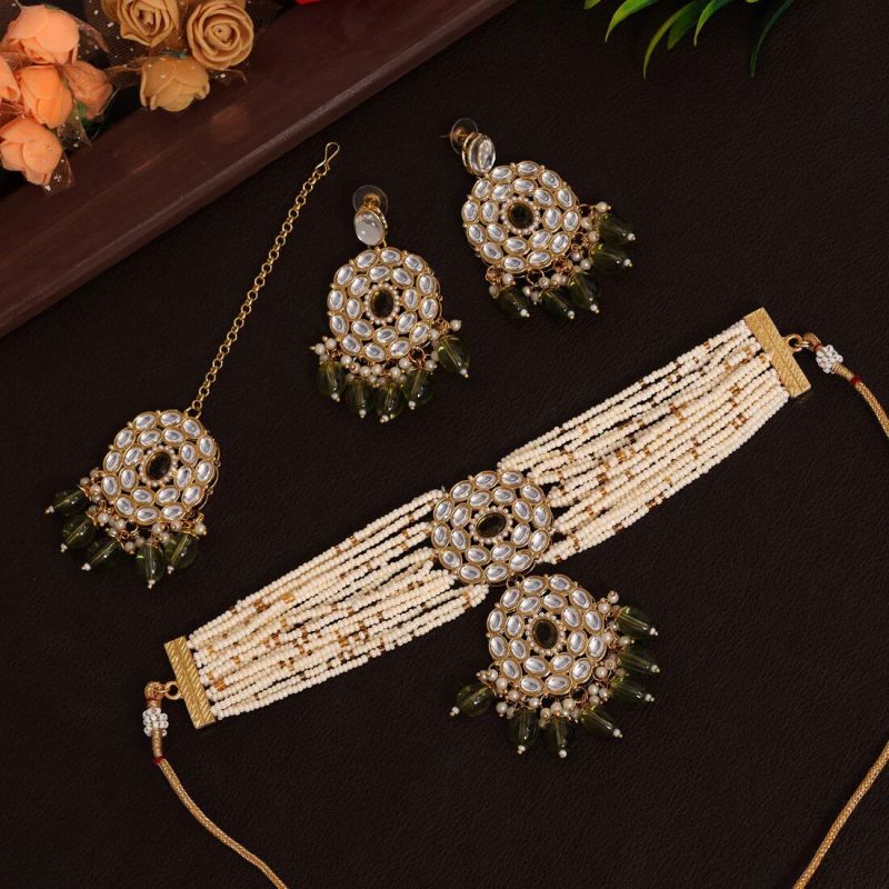 Mehendi Green Color Choker Kundan Necklace Set