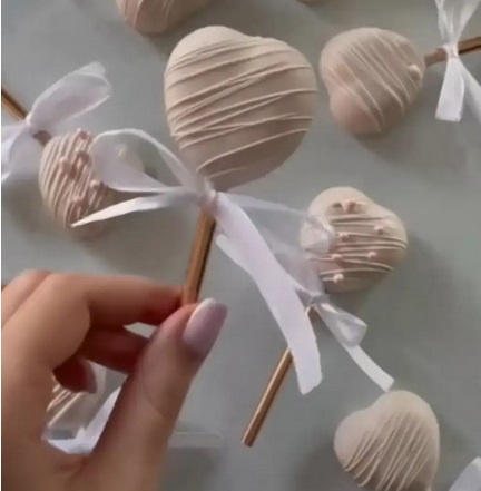 Chocolate Heart Lollipop, Color : White, Taste : Sweet For Bakery