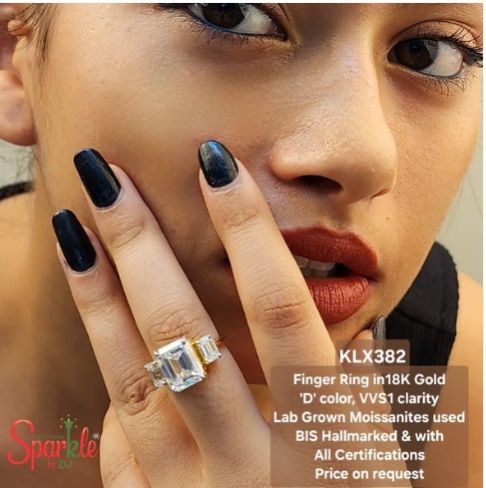 Emerald-cut Ladies Finger Ring in 18K Gold