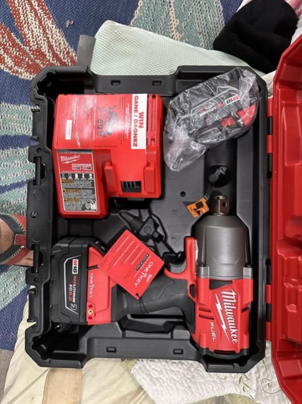 Milwaukee 2 PC M18 FUEL Auto Kit - 1 2  Impact Wrench and 3 8  Impact Wrench