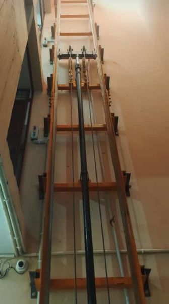 Stainless Steel Semi Automatic Hydraulic Goods Lift