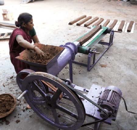 Cow Dung Log Making Machine