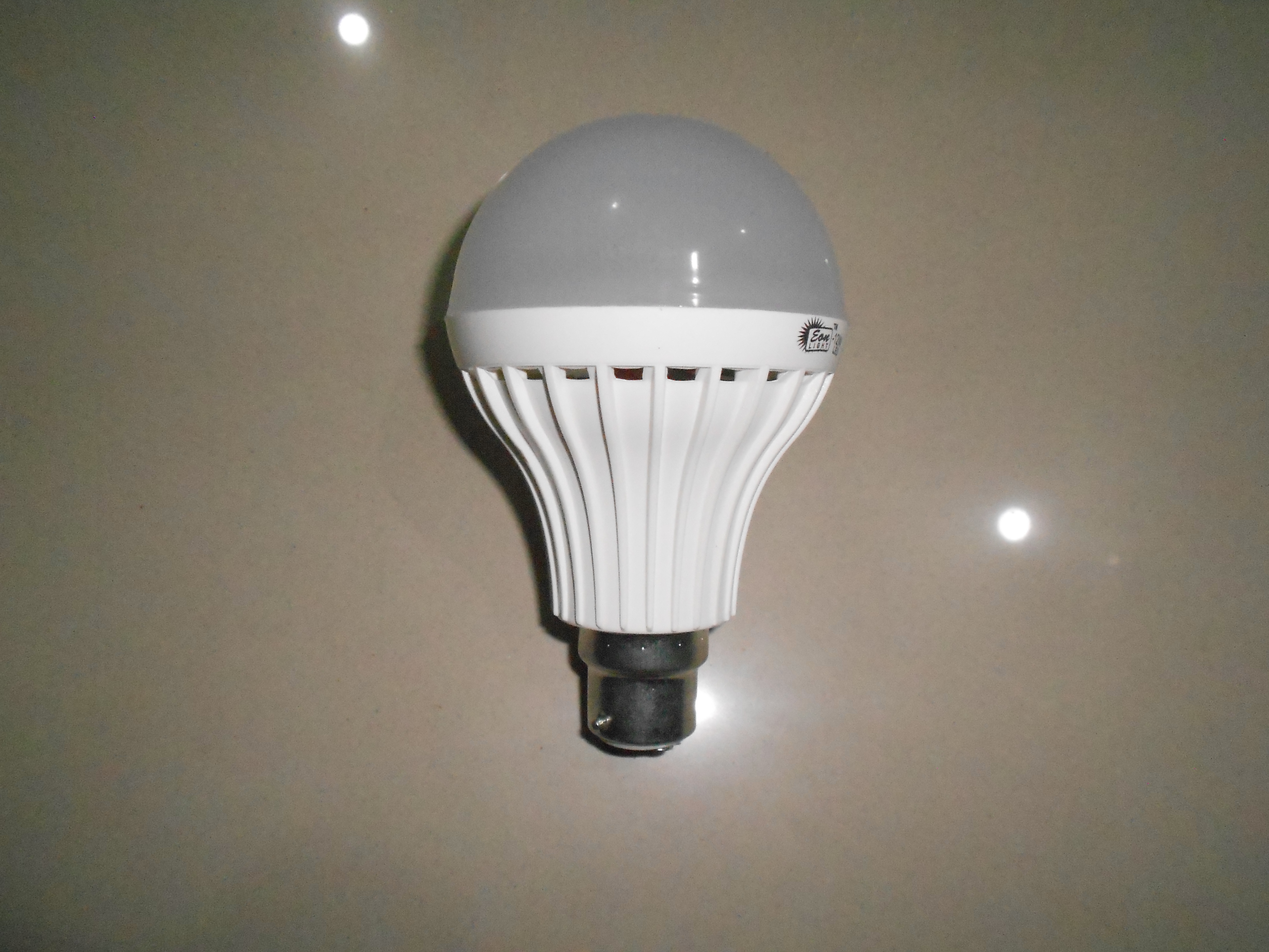 LED Bulb (12W), Voltage : AC 220-240v/50-60Hz