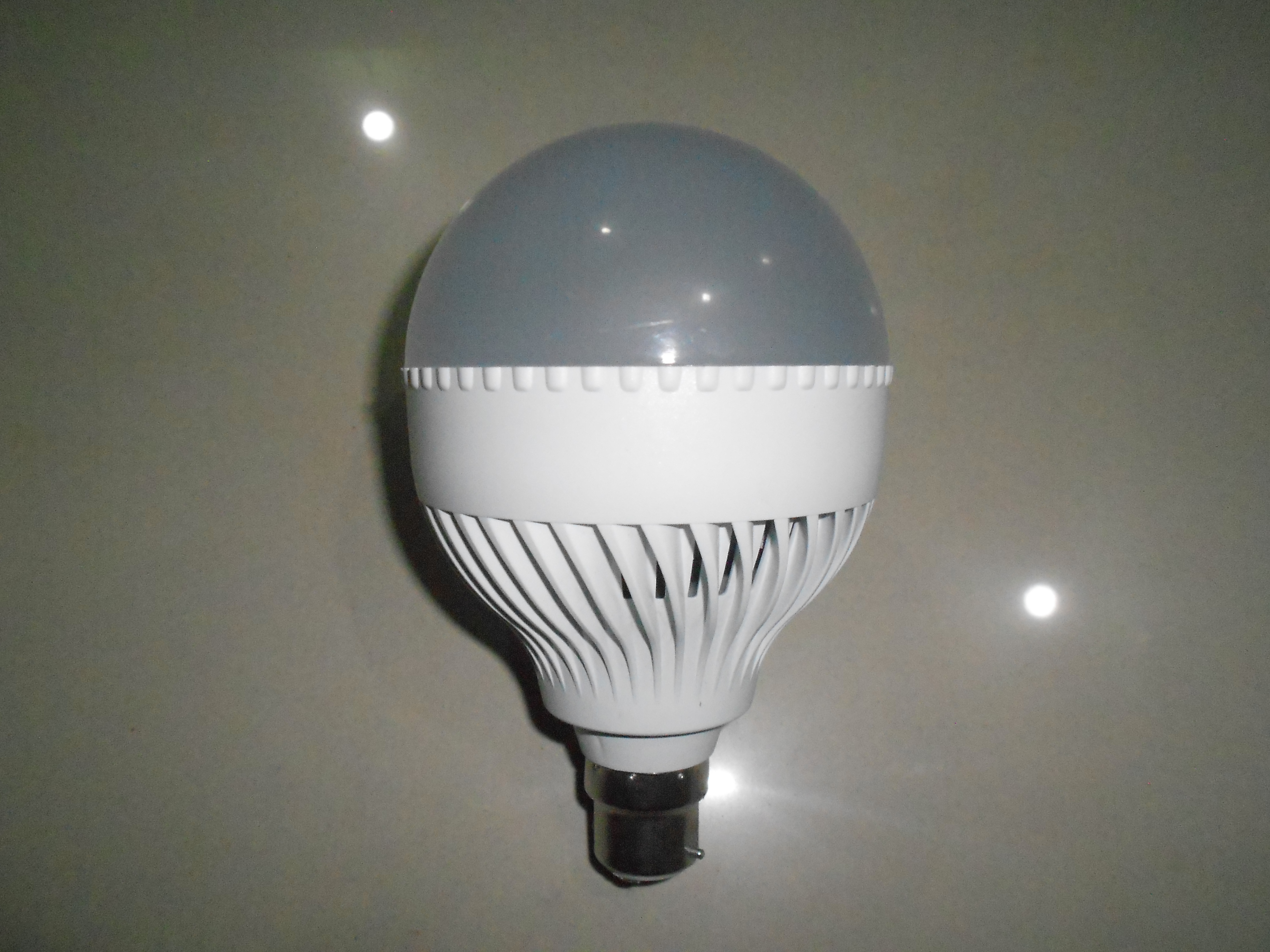 LED Bulb (15W), Voltage : AC 220-240v/50-60Hz