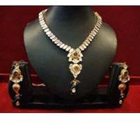 Lightweight Kundan Delicate Necklace Set