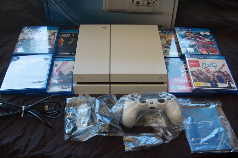 PlayStation 4 - 500 GB - Glacier White + 8 free Games