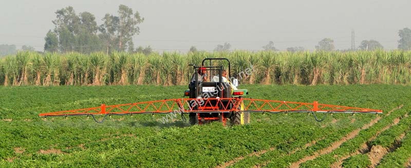 Agricultural boom sprayer