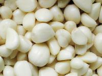 peeled garlics